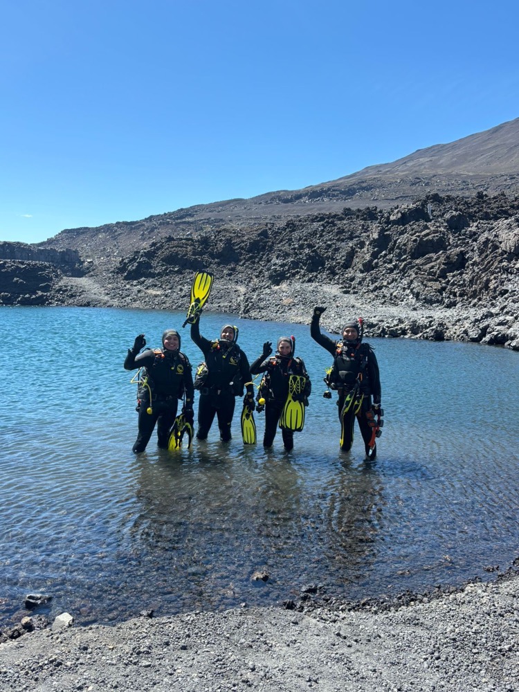 Rodrigo Díaz con grupo de buceo de Anguila Buceo